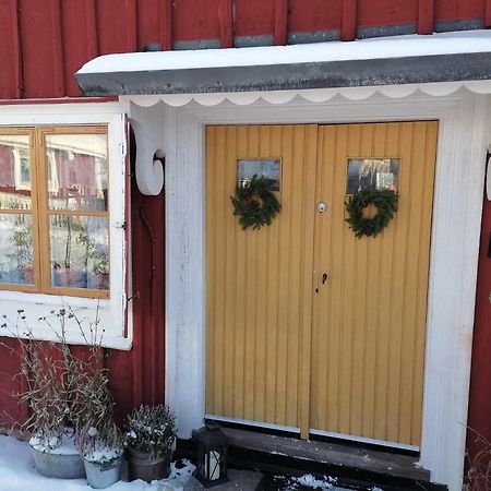 Rustik Stuga Med Lantlig Kaensla Naera Oerebro City Exterior photo