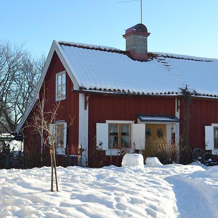 Rustik Stuga Med Lantlig Kaensla Naera Oerebro City Exterior photo